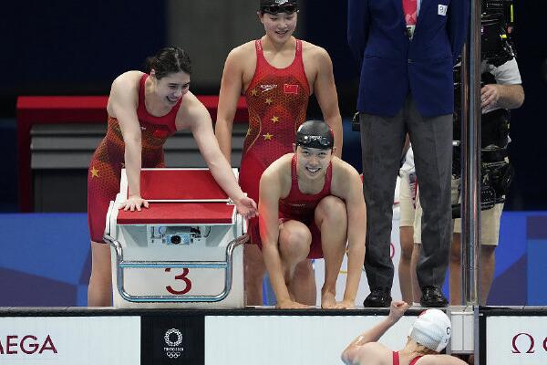 亚运会：中国队夺得女子4x200米自由泳接力冠军