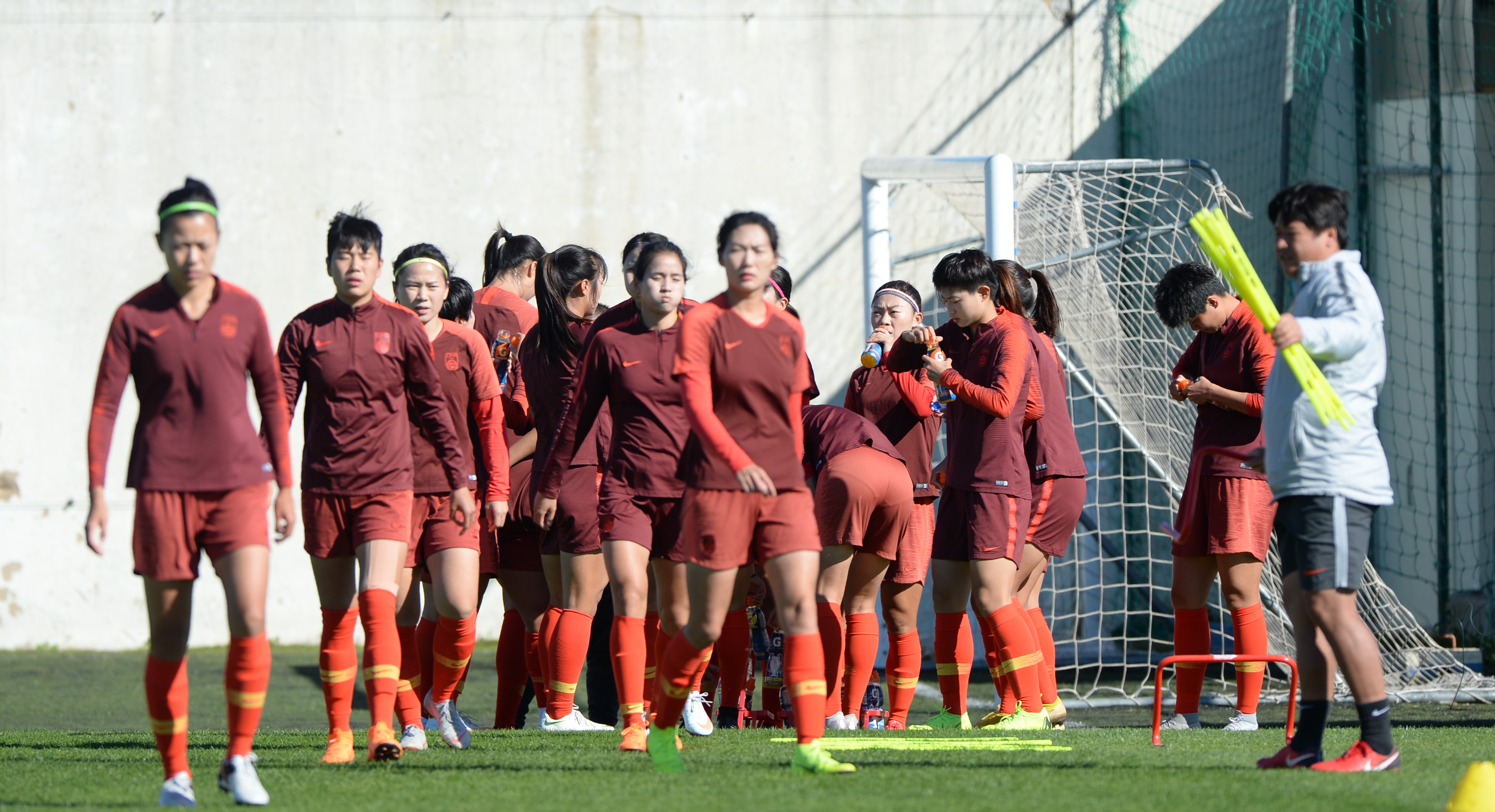 女子足球教练组团队紧急备战东京奥运